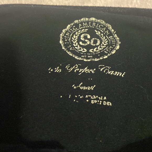 I believe it’s a size small it doesn’t say. The pattern is super cute! - Picture 3 of 5